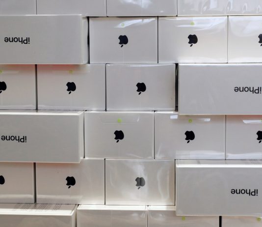 Global smartphone market drops 9% in biggest ever fall